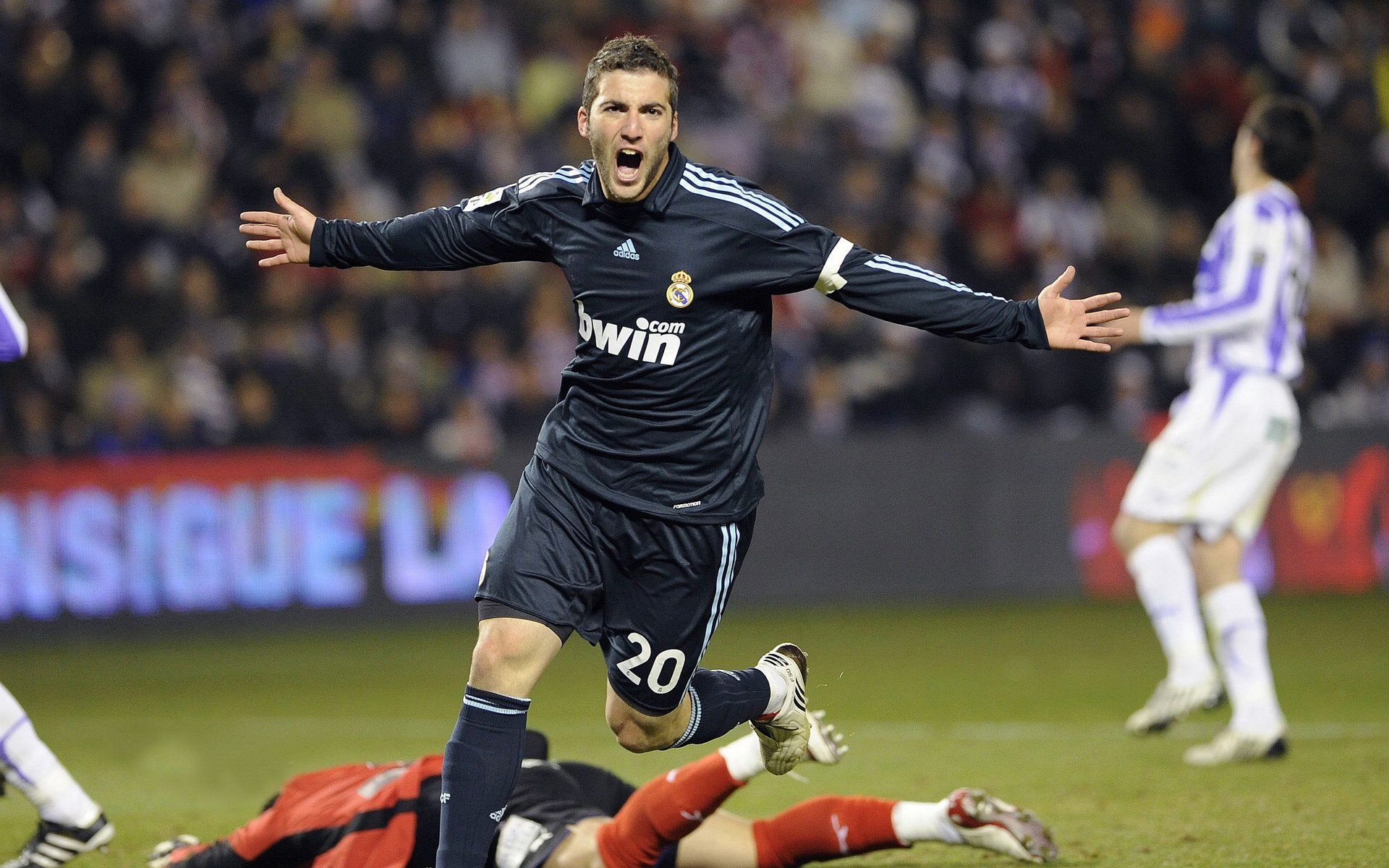 开云电竞平台-全运会男篮：俞泽辰运球突破，垫一步上演单臂暴扣，辽宁男篮俞泽辰父母